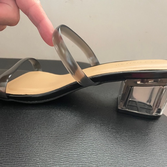 Le Chateau Size 9 Clear / Black slip on Sandals.  Unique clear heels 2-1/2 “. - Picture 5 of 10